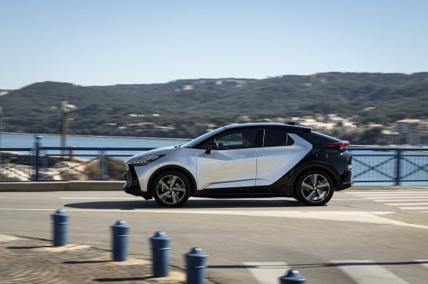 Toyota C-HR Plug-in Hybrid 220