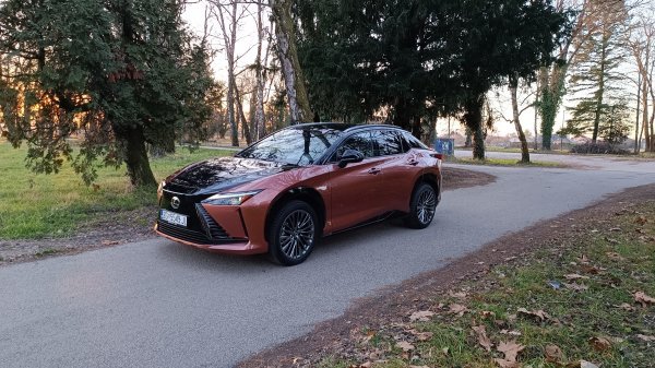 Lexus RZ 450e AWD 5D EVT Premium Tech Design