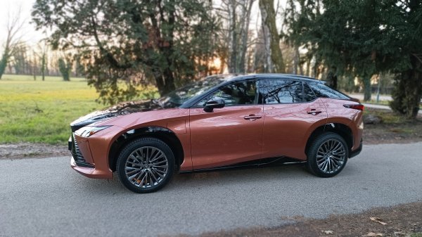 Lexus RZ 450e AWD 5D EVT Premium Tech Design