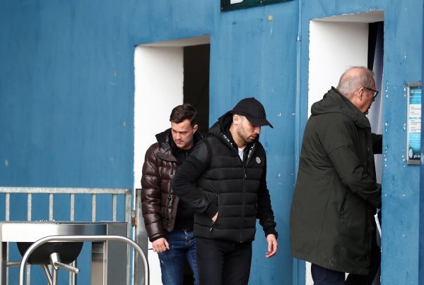 Dolazak skupštinara na izbore u Dinamu