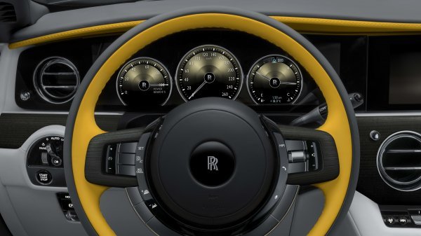 Rolls-Royce Ghost Prism, boja Gunmetall siva s Forge Yellow detaljima