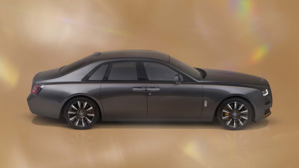 Rolls-Royce Ghost Prism, boja Gunmetall siva s Mandarin detaljima
