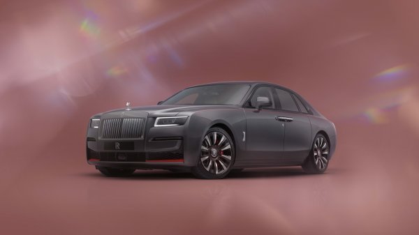 Rolls-Royce Ghost Prism, boja Gunmetall siva s Phoenix Red detaljima