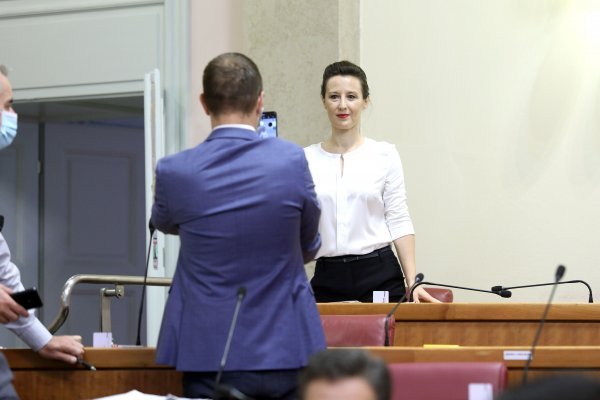Dalija Orešković u sabornici 2020. bez maske, ali samo za potrebe fotografiranja