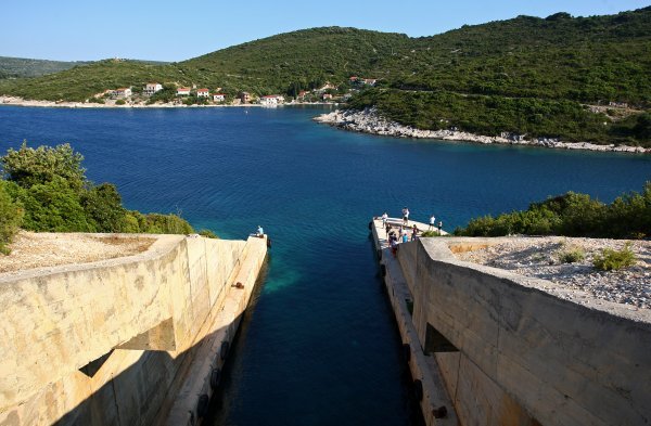 Tunel za podmornice na Visu