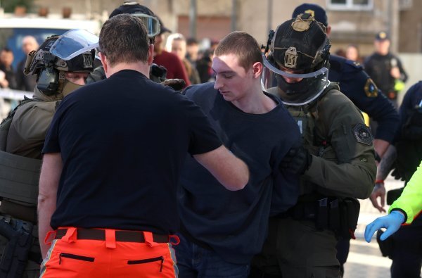 Policija u Ljubljani savladala muškarca koji je držao dva noža