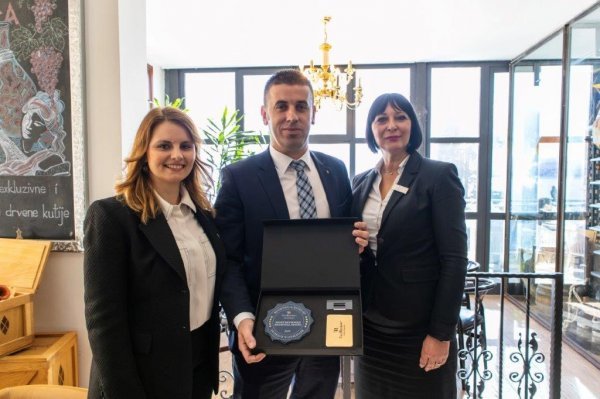 Barbara Klarić (Guest Experience Specialist za Amadria Park Opatija), Goran Todoranović (direktor hotela), Srđana Arbunić (voditeljica recepcije Grand hotela 4 Opatijska Cvijeta)