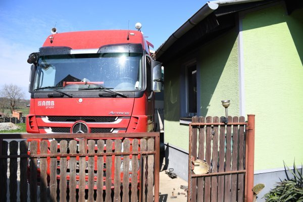 Kamion se sudario s automobilom pa zabio u obiteljsku kuću u Šemovcima