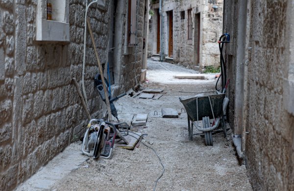 Ulice Trogira popločene novim kamenom iako je grad pod zaštitom UNESCO-a