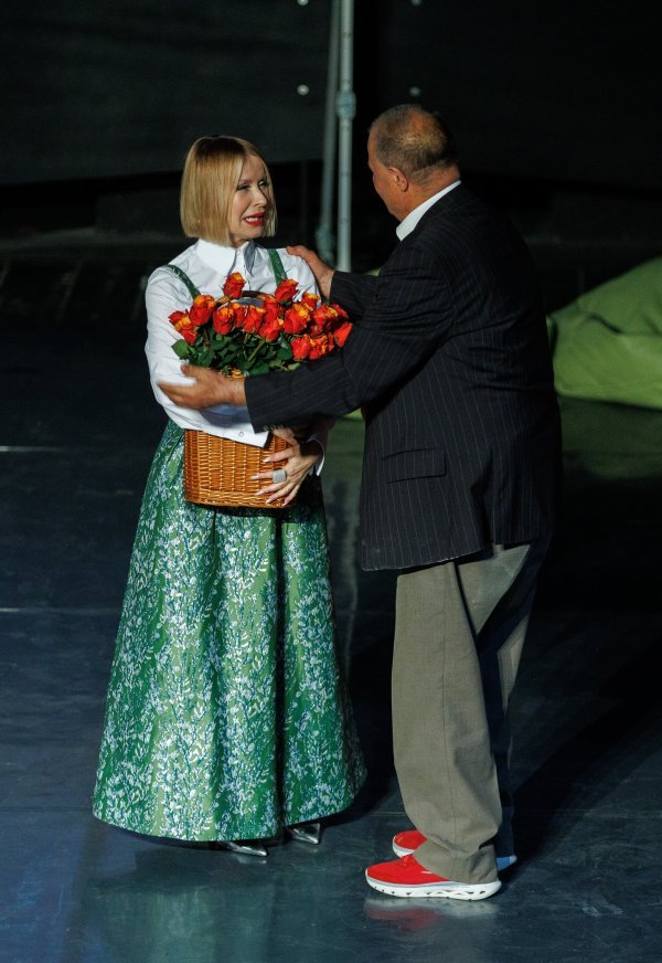 Danijela Martinović i prodavač ruža Miro