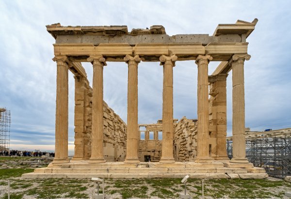 U Grčkoj je pak zabranjeno ulaziti na arheološka nalazišta u cipelama s visokom petom, posebno na Akropoli