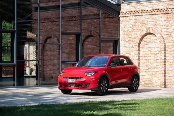 Novi Fiat 600e (RED)