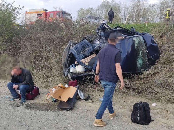 Auto sletio s ceste, jednu osobu odvezla hitna