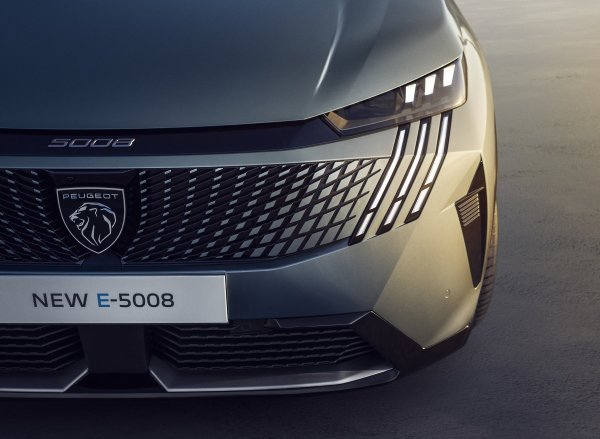 Peugeot E-5008