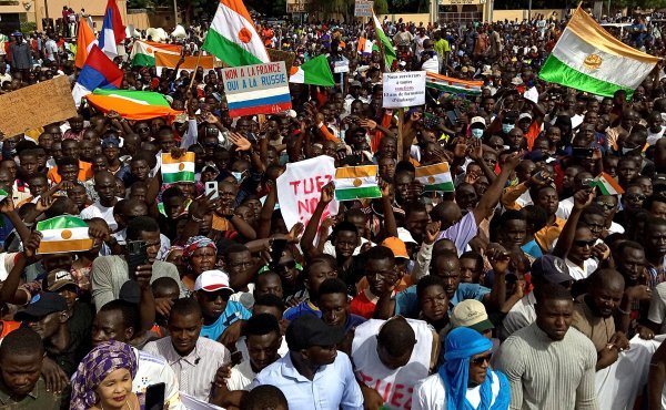 Simpatizeri vojne hunte u Nigeru mašu ruskim zastavama