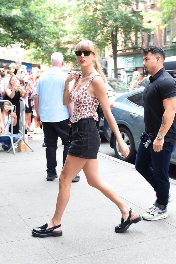 Taylor Swift u New Yorku s Reformation Amira slingback loafericama