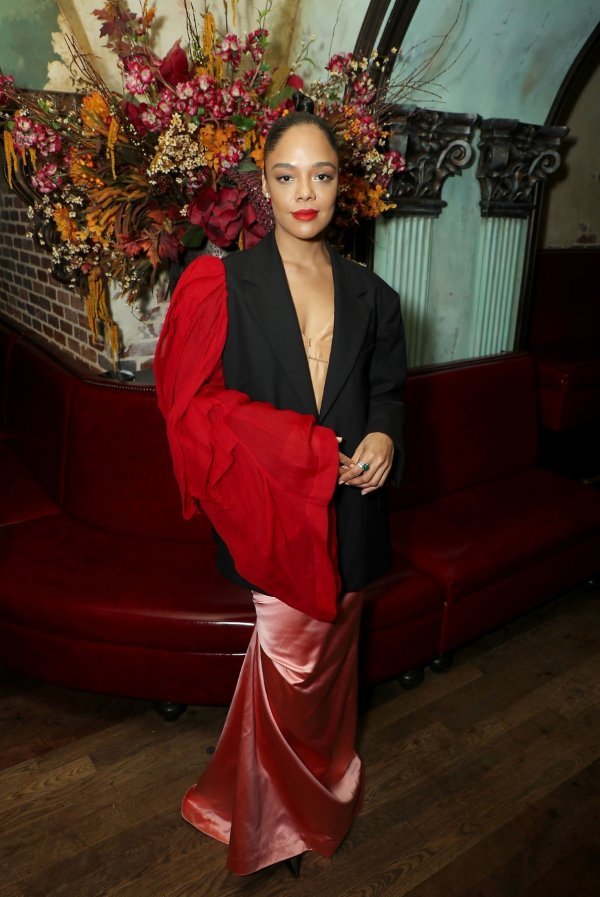 Tessa Thompson u haljini Driesa Van Notena povodom prikazivanja filma 'Prolasci' 2021.