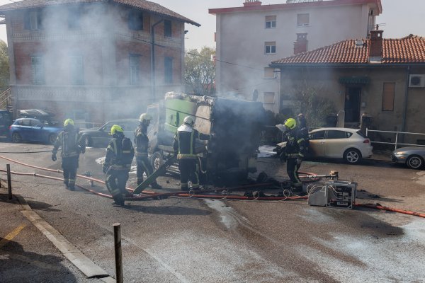 Veliki požar progutao tri automobila i vozilo Čistoće