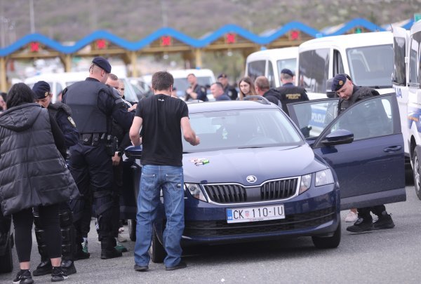 Okupljanje navijača u Dugopolju i dolazak u Split