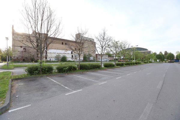 Zatvoreno parkiralište Paromlin