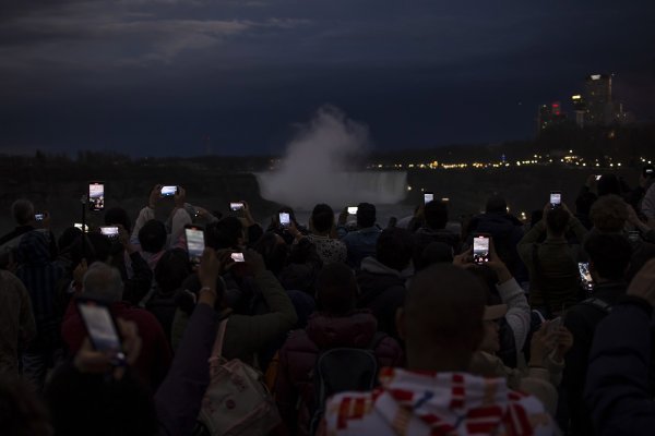 Ljudi diljem svijeta promatraju pomrčinu Sunca