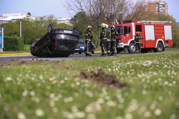 Auto se okrenuo na krov u Novom Zagrebu