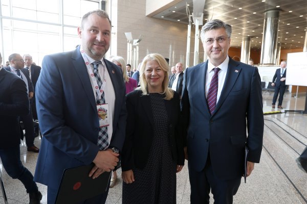 Prstenov poslovni forum