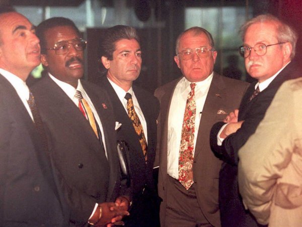 U odvjetničkoj ekipi koja će kasnije dobiti nadimak Dream Team, bilo 12 odvjetnika predvođenih Robertom Shapirom i Johnniejem Cochraneom 