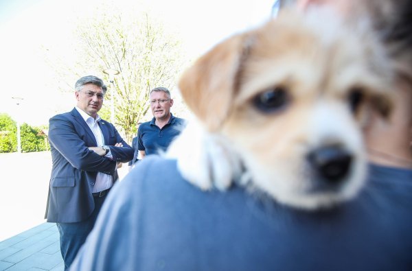 Andrej Plenković obišao azil u Dumovcu