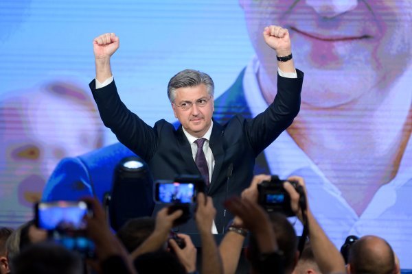Andrej Plenković obratio se okupljenima u stožeru HDZ-a