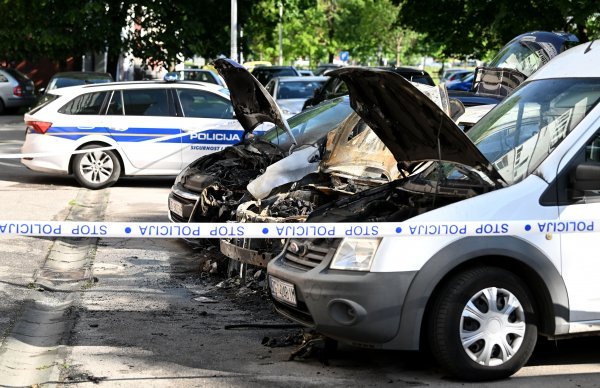 Noćas su u Zagrebu na parkiralištu izgorjela tri automobila: Očevid je u tijeku