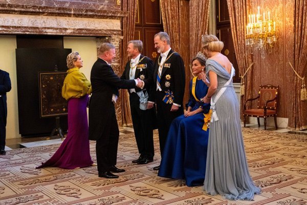 Kraljica Letizia sjedi, dok kralj Felipe te nizozemski kralj i kraljica stoje i pozdravljaju goste