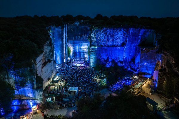 Rocks & Stars Cave Romane