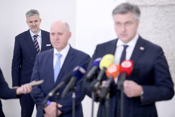 Raspudić sluša konferenciju za novinare Andreja Plenkovića