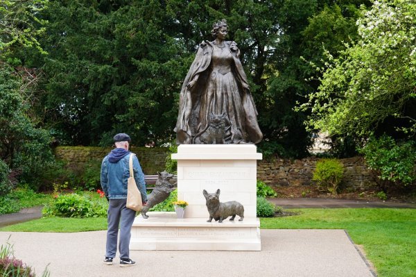 Spomenik kraljici Elizabeti II u Oakhamu