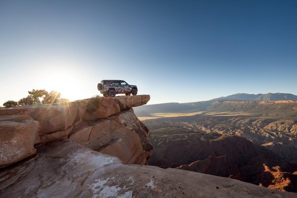 Land Rover uskoro predstavlja svoj Defender OCTA, na slici u vožnji stijenama Moaba u SAD-u