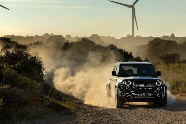 Land Rover uskoro predstavlja svoj Defender OCTA, na slici u vožnji stijenama Moaba u SAD-u