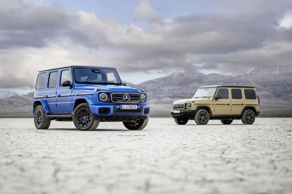 Mercedes-Benz G 580 Edition One, South See Magno boja i G 580, Desert Sand nemetalik boja (desno)