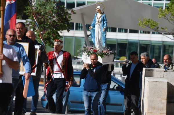 Molitelji u Šibeniku mole krunicu na gradskom trgu