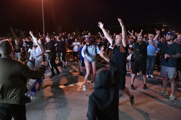 Bakljada Dinamovih navijača pod zapadnom tribinom