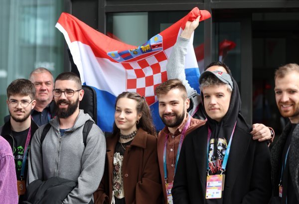 Baby Lasagna sa svojim timom odlazi iz hotela na probu