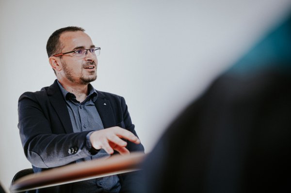 Profesor Bara obiteljski je povezan sa Šokcima