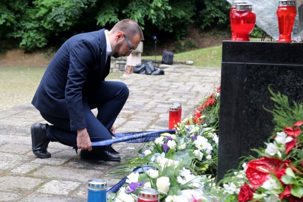 Tomislav Tomašević sa suradnicima posjetio Spomen park - Dotrščina