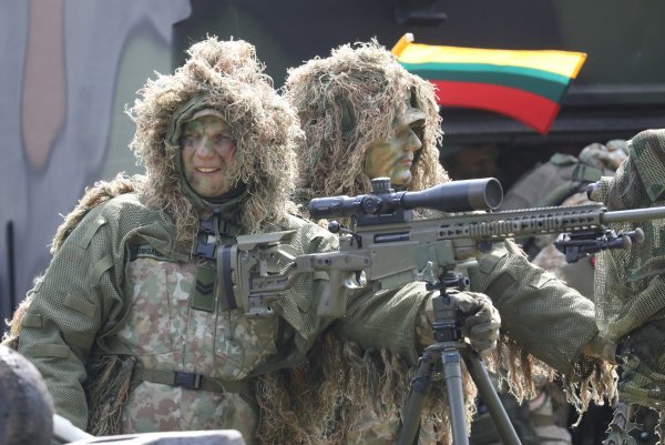 Vojnici sudjeluju u vježbama bojnog gađanja litavske vojske i francusko-njemačke brigade na poligonu u Litvi