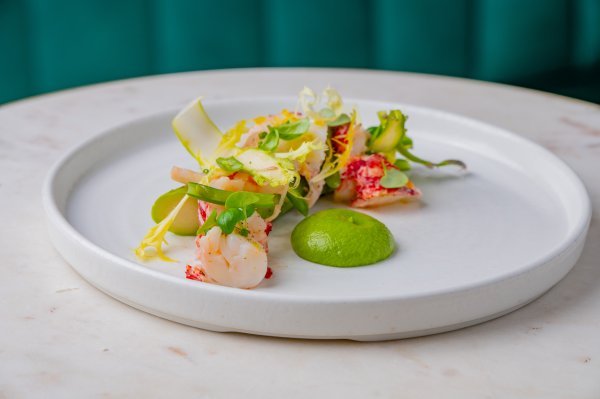 astice e asparagi verdi