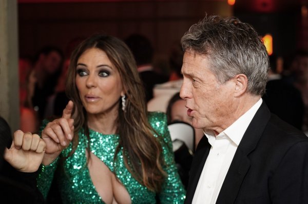 Elizabeth Hurley i Hugh Grant