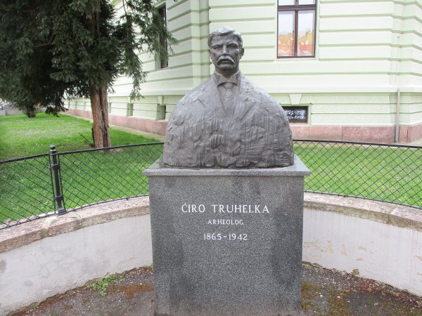 Spomenik povjesničaru Ćiri Truhelki u Osijeku