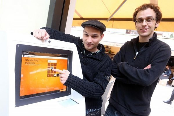 Vedran Kajić i Ivan Šimurina inicirali su lani postavljanje prvog bitcoin bankomata u Zagrebu u Tkalčićevoj ulici Pixsell