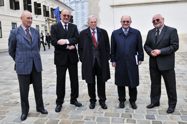 Bivši premijeri Franjo Gregurić, Nikica Valentić, Hrvoje Šarinić, Mate Granić i Zlatko Mateša 2010. ispred Banskih dvora