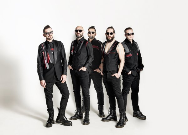 Kroz grupu je prošlo više članova, a od prvog dana su uz Dečaka ostali gitarist Robert Kelemen i bubnjar Mario Robert Kasumović 